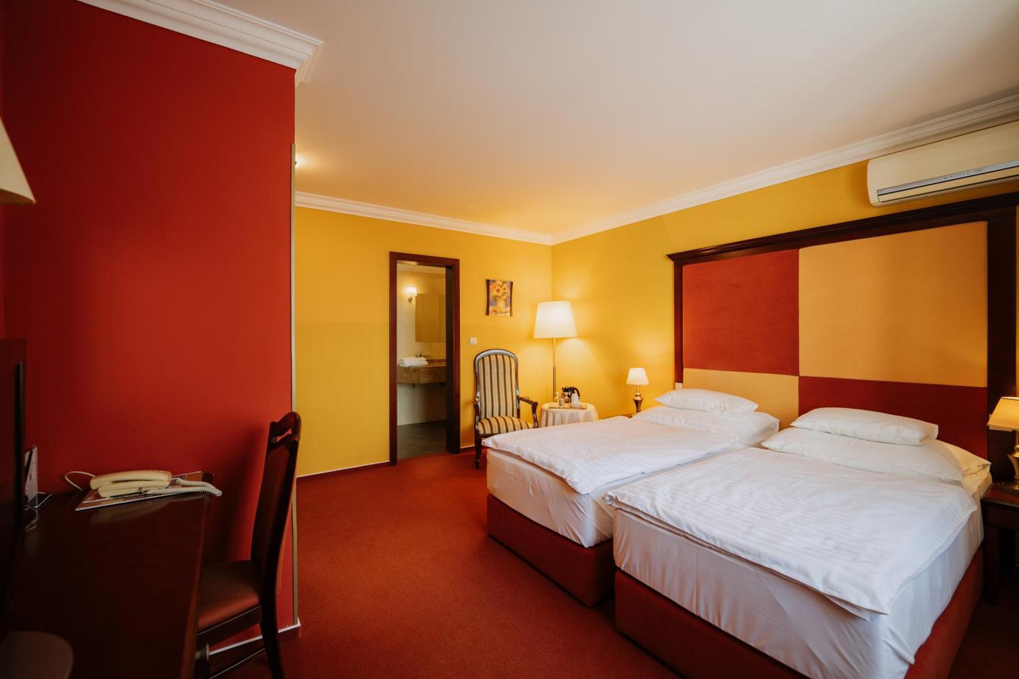Boutique Hotel Maraton Kosice Bagian luar foto