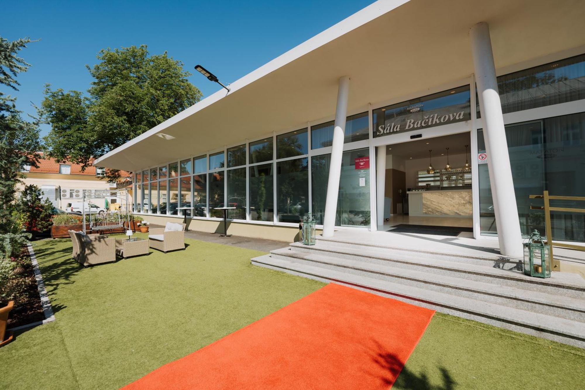 Boutique Hotel Maraton Kosice Bagian luar foto