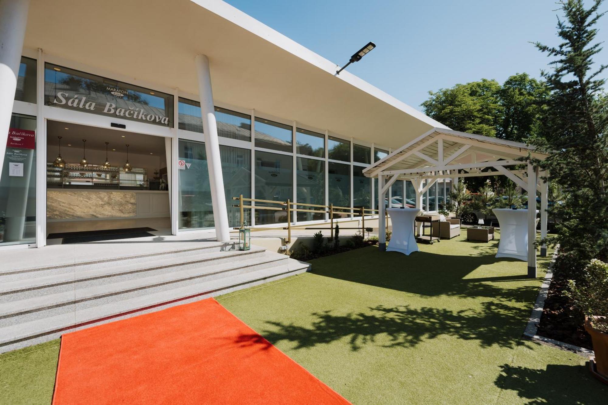 Boutique Hotel Maraton Kosice Bagian luar foto