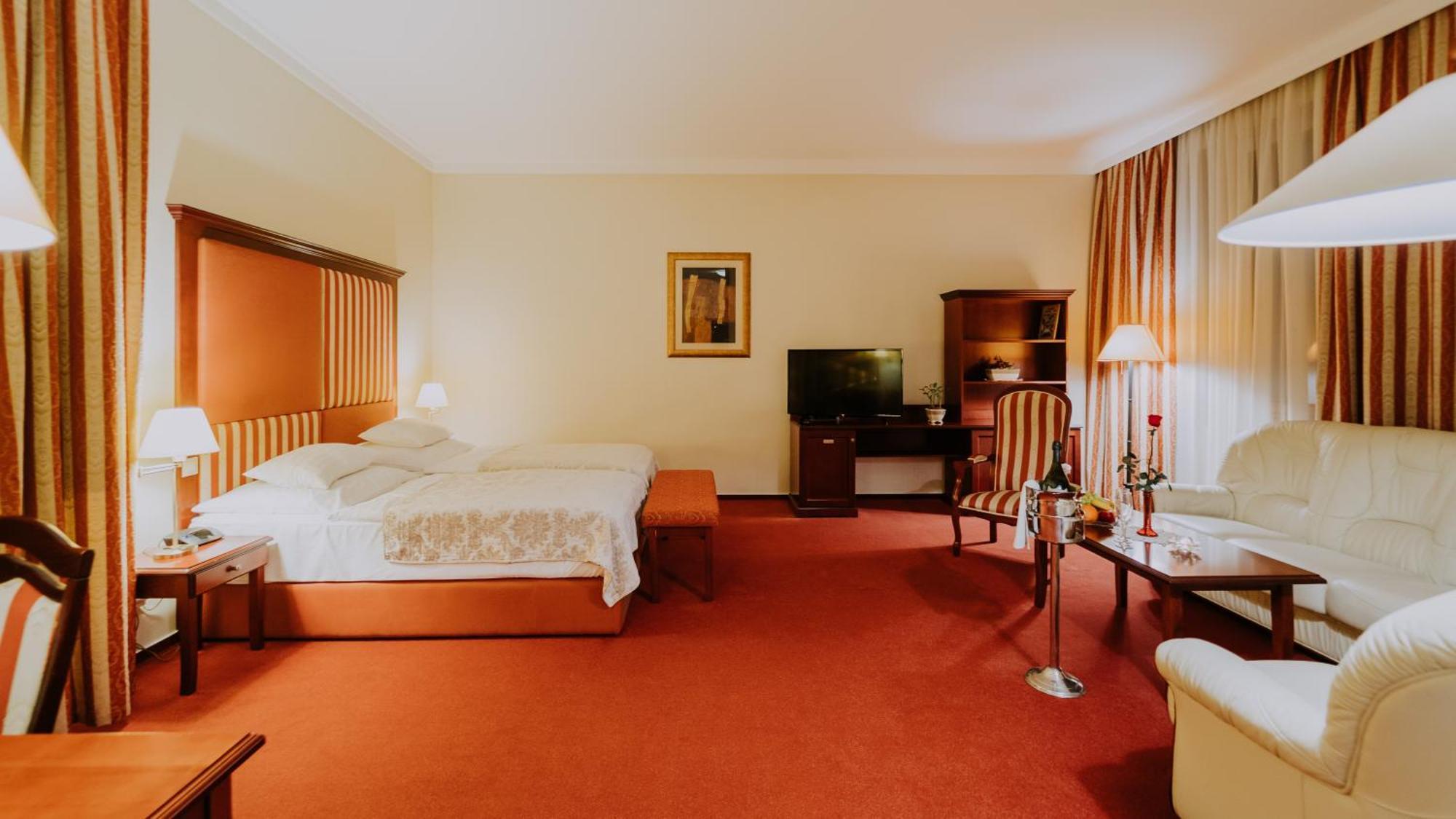 Boutique Hotel Maraton Kosice Bagian luar foto